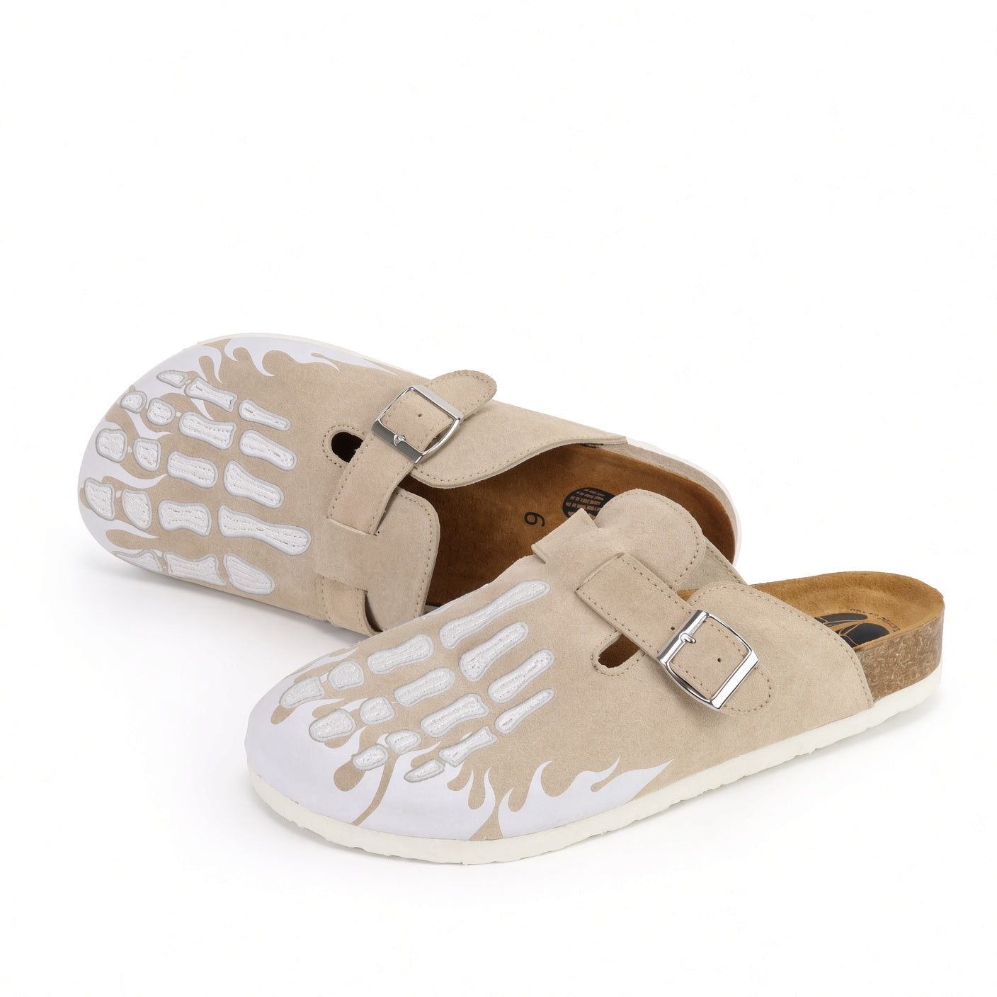 Zueco de ante beige con estampado de calavera Milano Vibes
