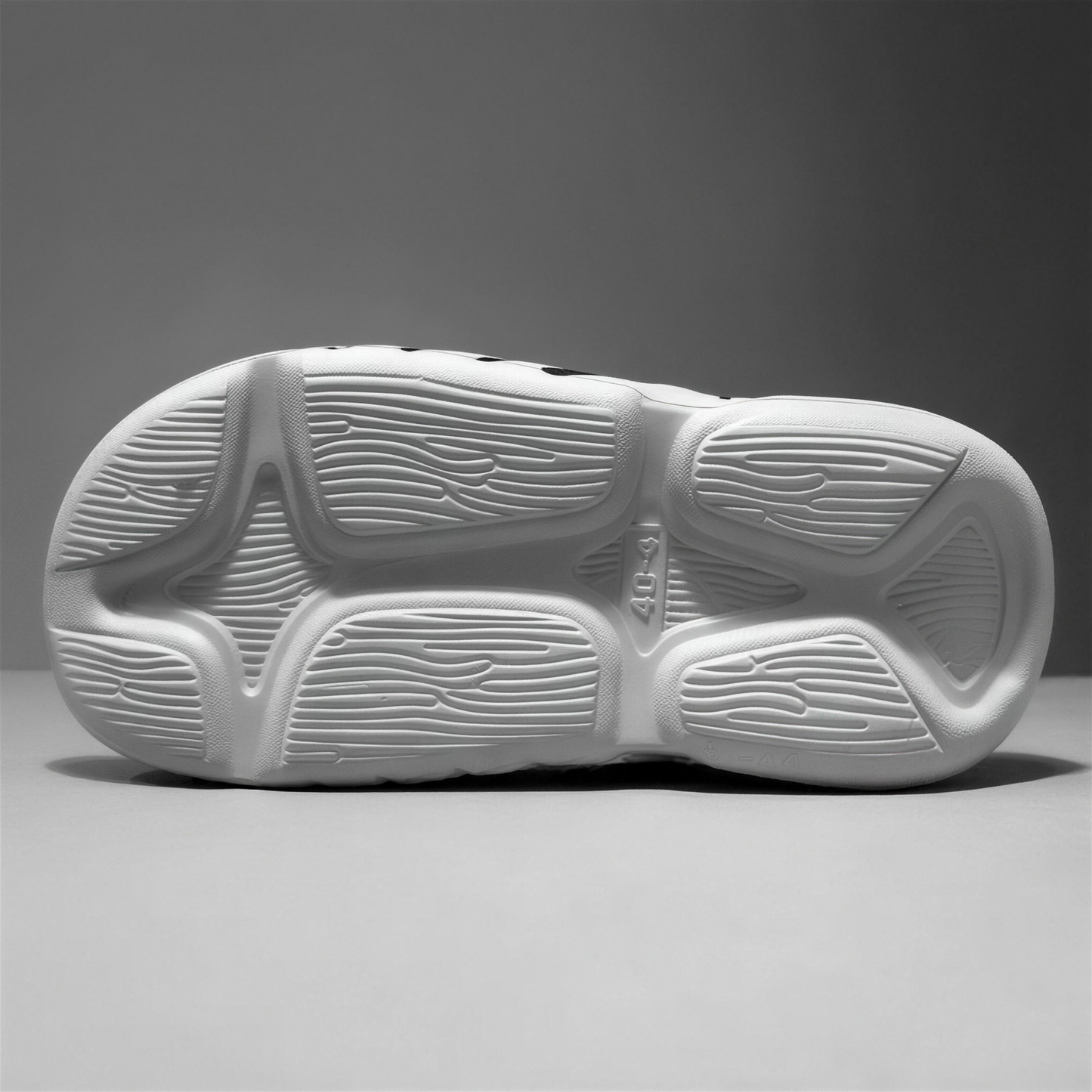 Detalle de la suela de las sandalias slide Cloud Comfort, mostrando el grosor y el relieve antideslizante