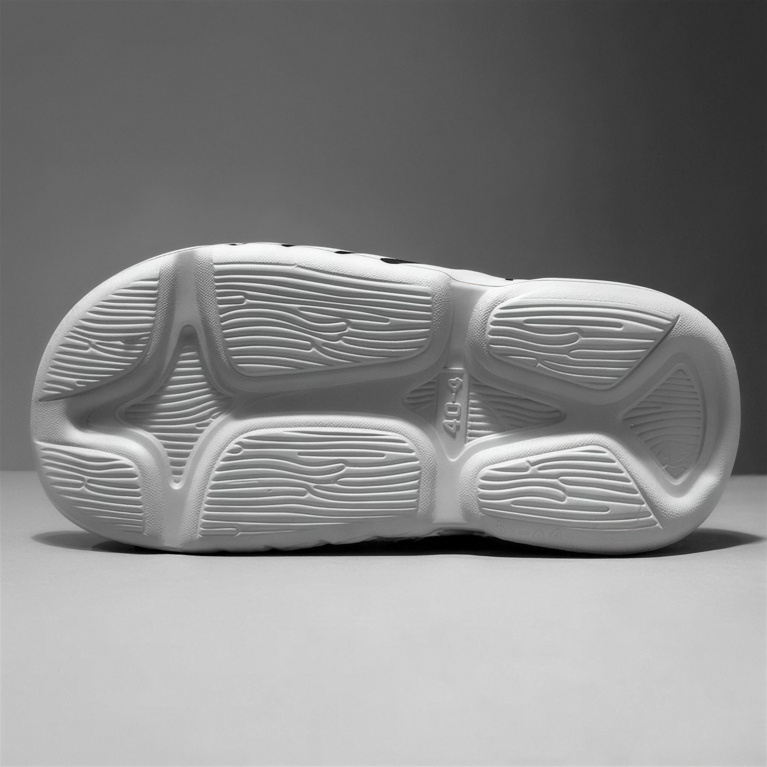 Detalle de la suela de las sandalias slide Cloud Comfort, mostrando el grosor y el relieve antideslizante